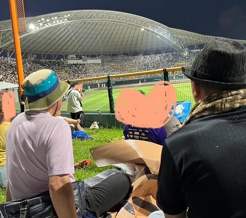 外野席で楽しく観戦している様子。