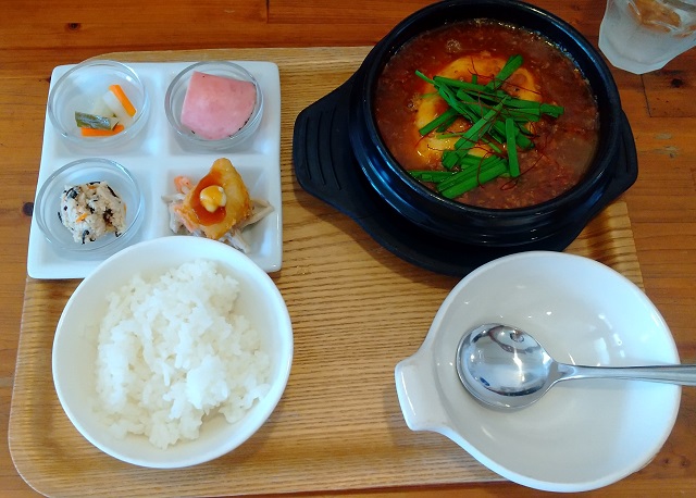トマトチーズゆし豆腐定食。ご飯とゆし豆腐のほかに四種類の小鉢がお膳にのっている。